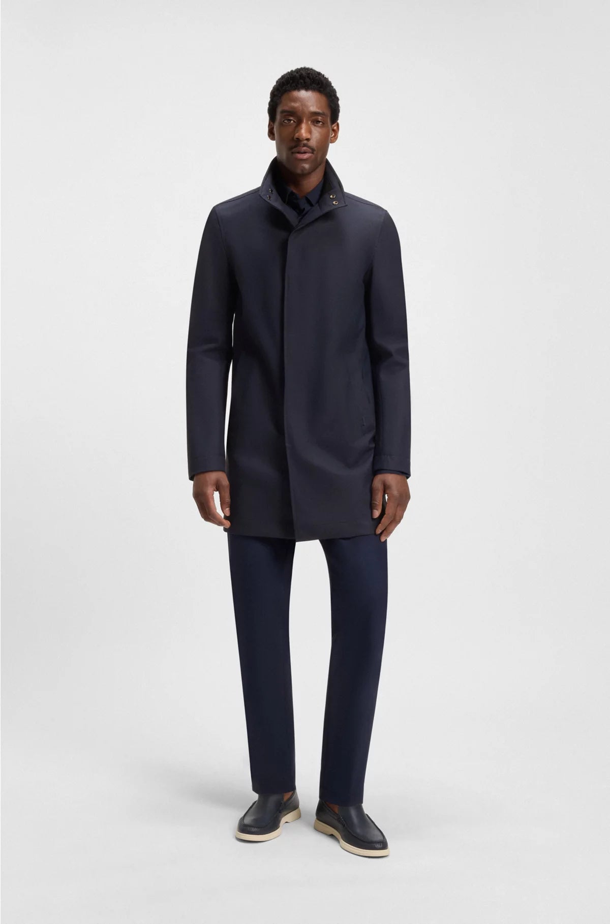 COAT WITH CONCEALED CLOSURE